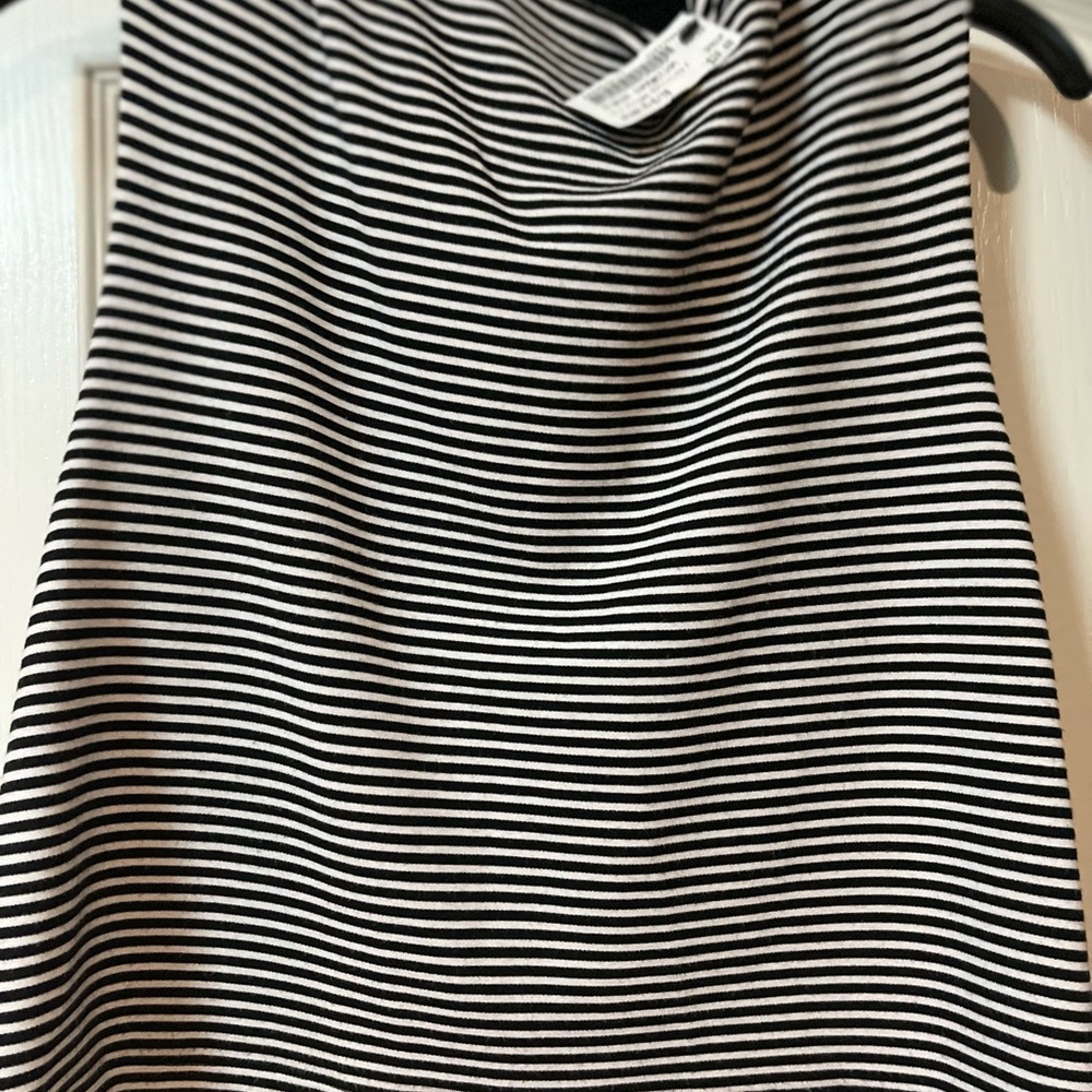 Beautiful cropped top. Sz M 8-10. New With Tags